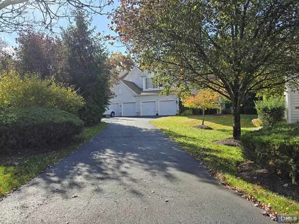 Paramus, NJ 07652,90 Buckthorn CT