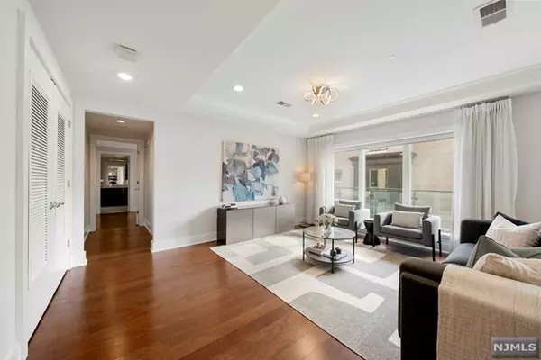 Weehawken, NJ 07086,100 Eton ROW # 304