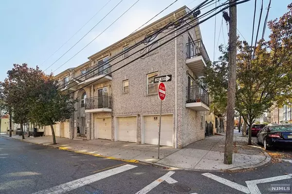 33-39 Downing ST, Newark, NJ 07105