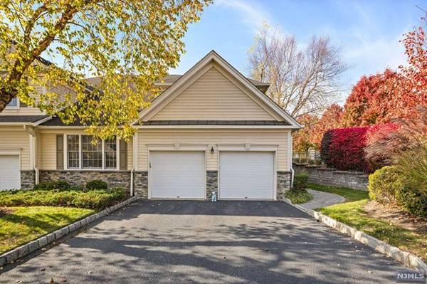 7 Schindler CT, Upper Saddle River, NJ 07458