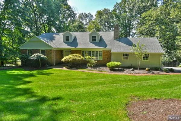 15 Plymouth DR, Upper Saddle River, NJ 07458