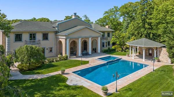 65 Avon DR, Essex Fells, NJ 07021