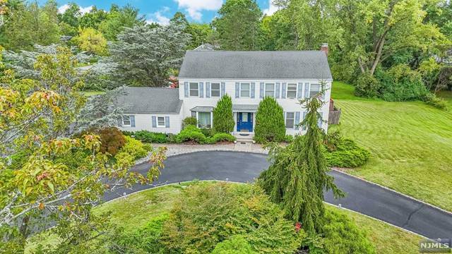 14 Iroquois DR, Livingston, NJ 07039