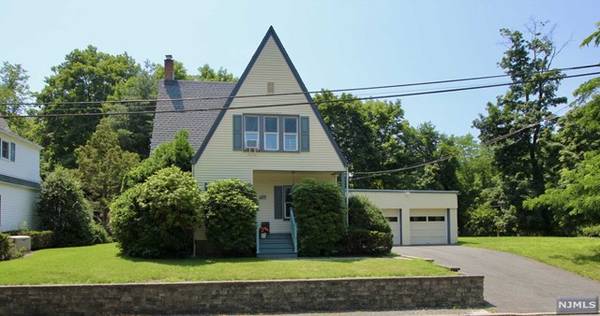 6 Cottage PL, Allendale, NJ 07401