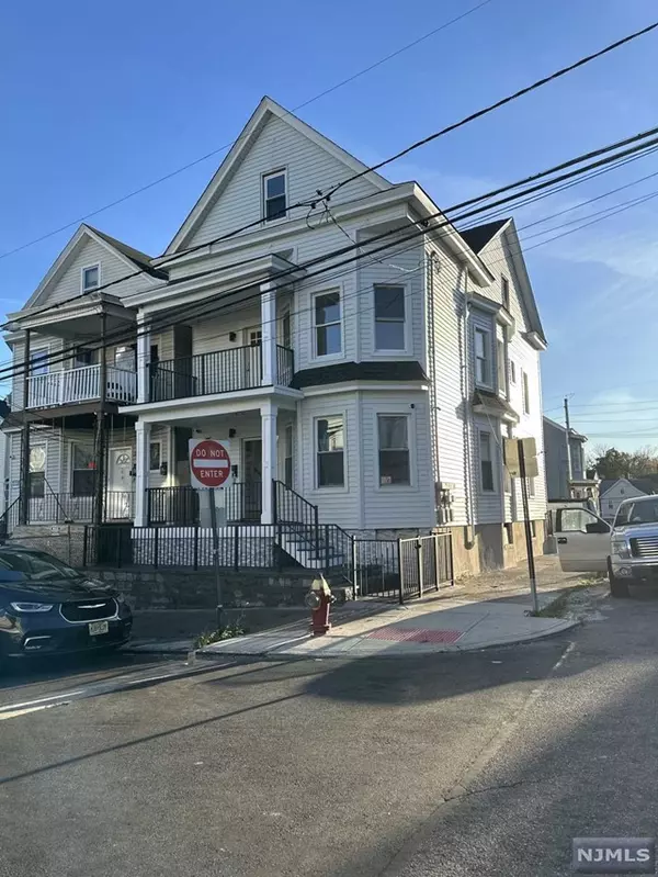 25 Barnert PL, Paterson, NJ 07522