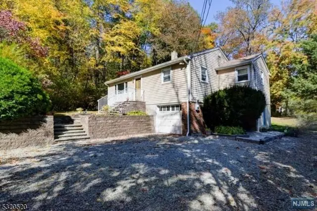 West Milford, NJ 07480,4 Shady LN