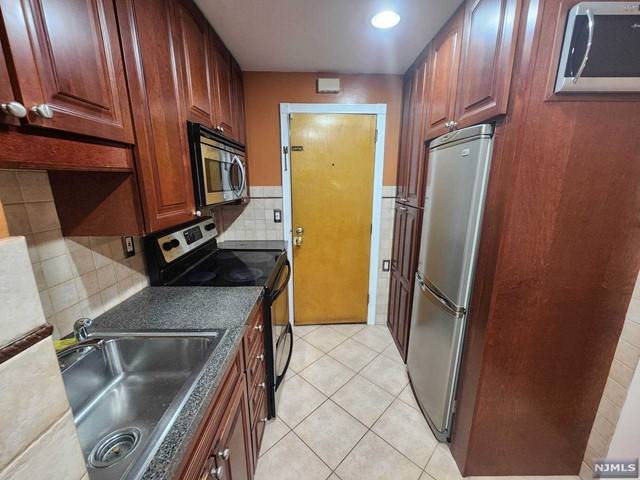 13 S 3rd ST #2F, Harrison, NJ 07029