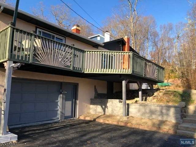 2 Ridge RD, Vernon, NJ 07422