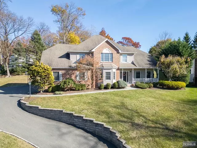 98 Grover LN, West Caldwell, NJ 07006