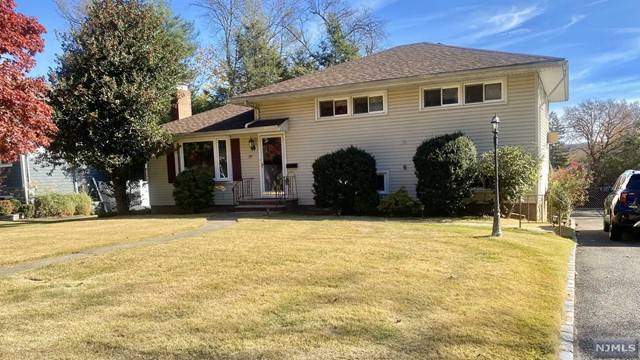 39 Upland WAY, Cedar Grove, NJ 07009