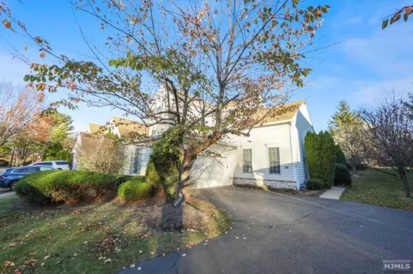 118 Scarlet Oak LN, Paramus, NJ 07652