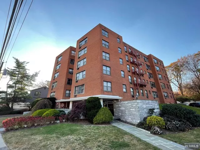 1541 Lemoine AVE #4C, Fort Lee, NJ 07024