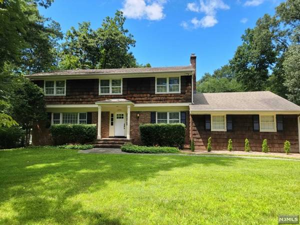 232 Steves LN, Franklin Lakes, NJ 07417