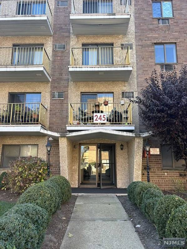 245 Anderson ST #2D, Hackensack, NJ 07601