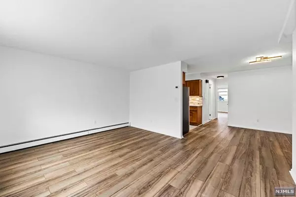 Palisades Park, NJ 07650,313 Grantwood BLVD #Apt 1