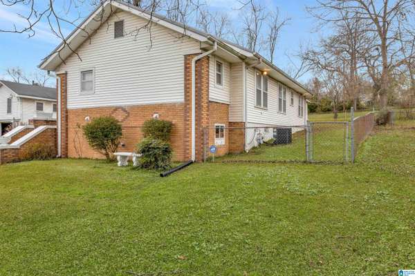 2046 EAST LAKE BOULEVARD, Tarrant, AL 35217