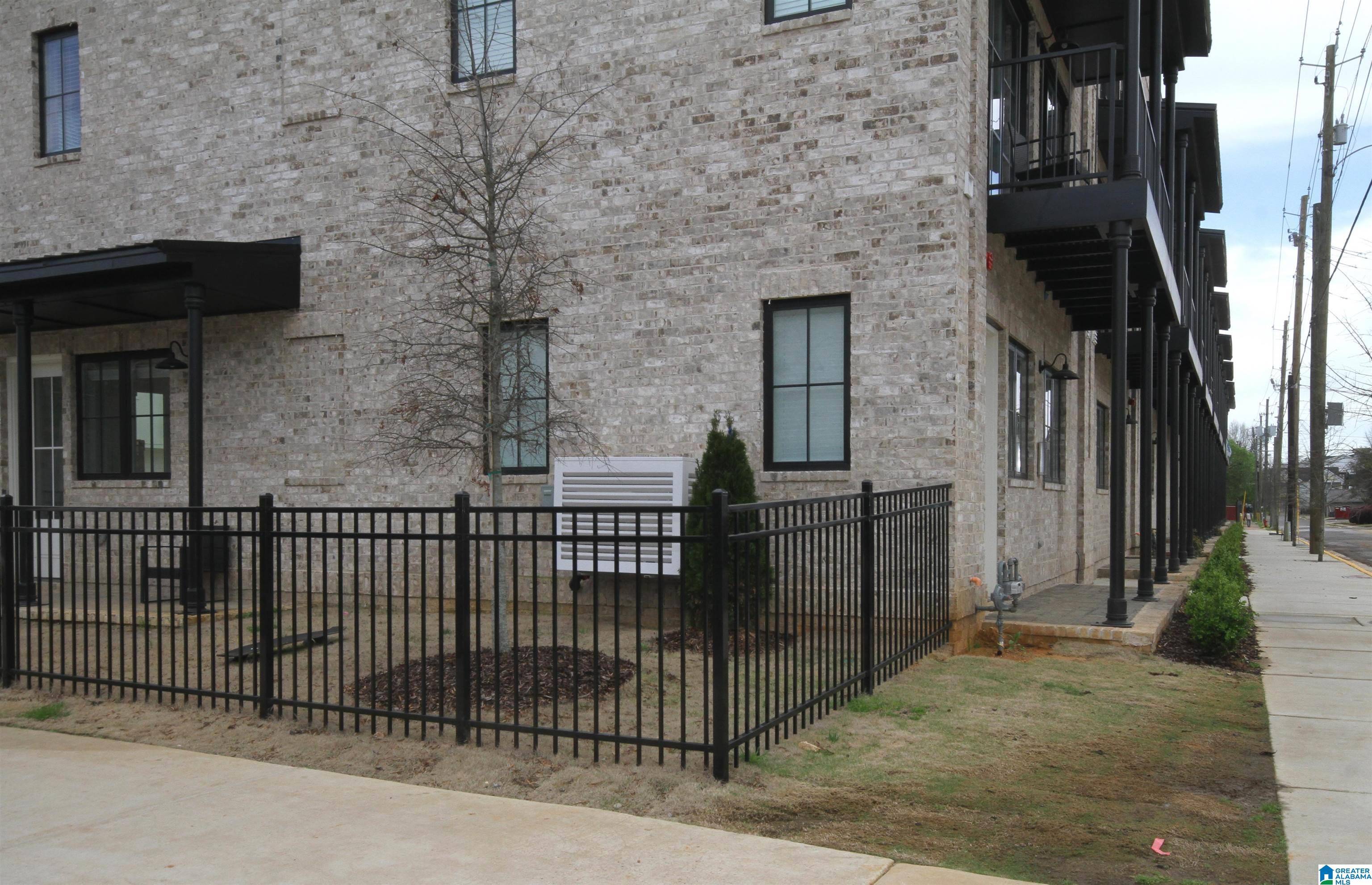 Tuscaloosa, AL 35401,817 GENE STALLINGS AVENUE