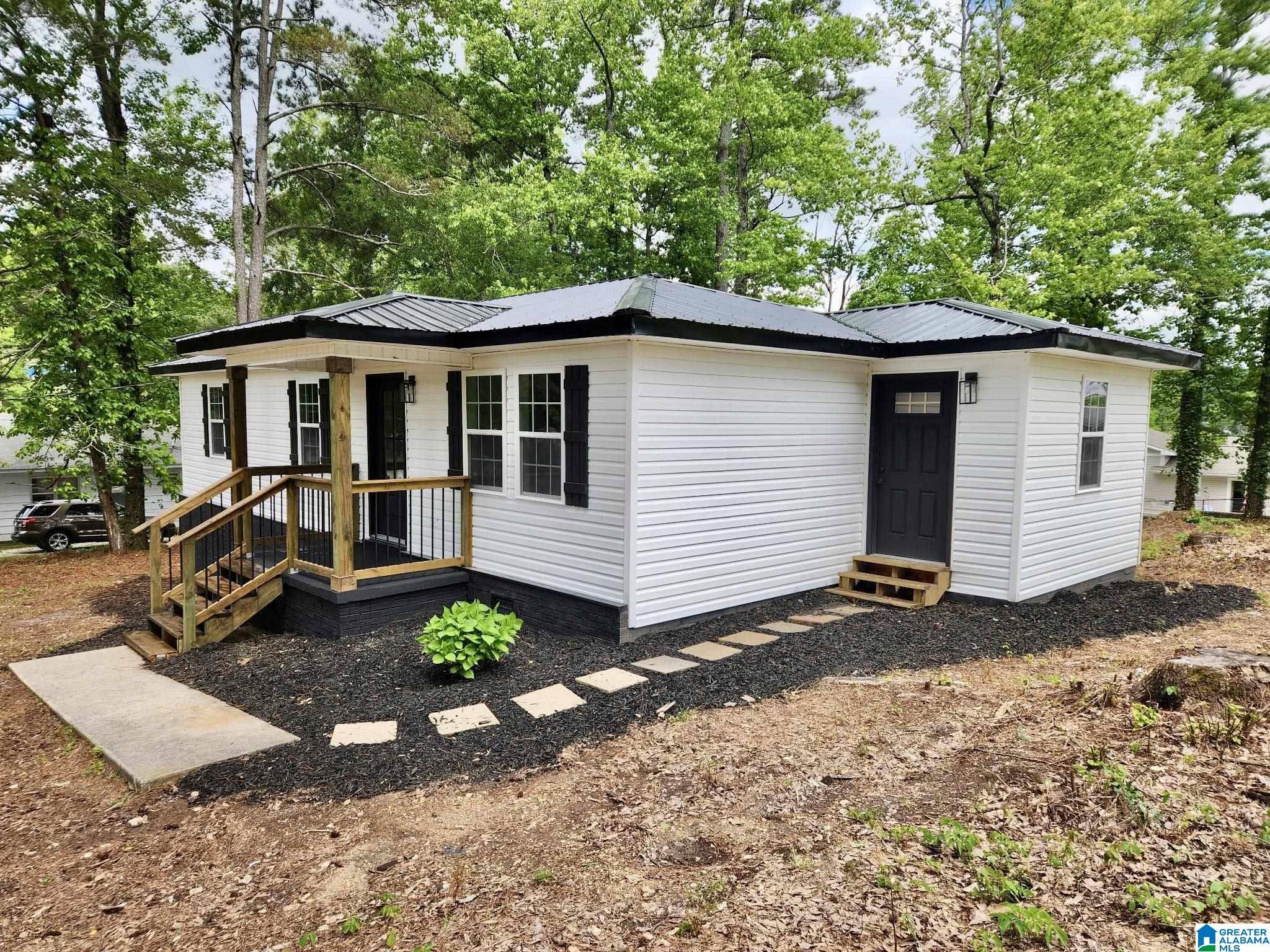 Oneonta, AL 35121,202 IRIS AVENUE