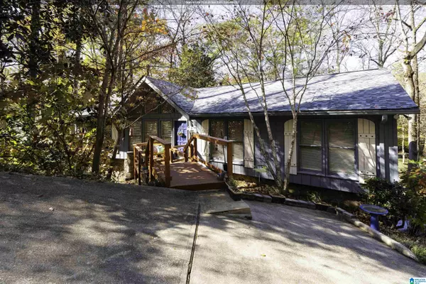 3064 WHISPERING PINES CIRCLE, Hoover, AL 35226