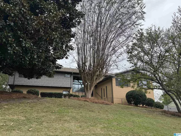 Vestavia Hills, AL 35216,2220 VESTHAVEN WAY E