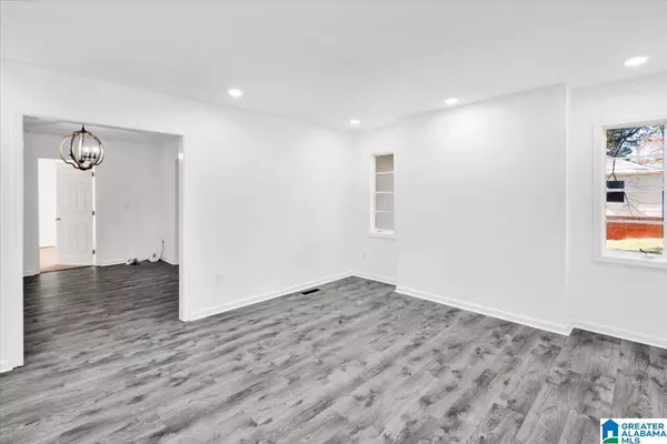 Midfield, AL 35228,915 8TH AVENUE