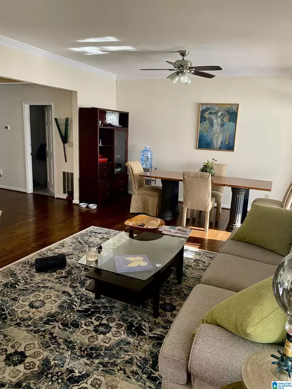 Vestavia Hills, AL 35216,4 THE FALLS DRIVE