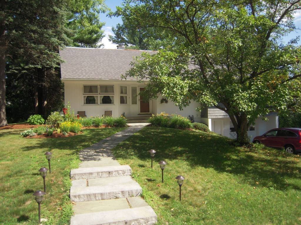 5 Hillcrest RD, Essex Junction, VT 05452