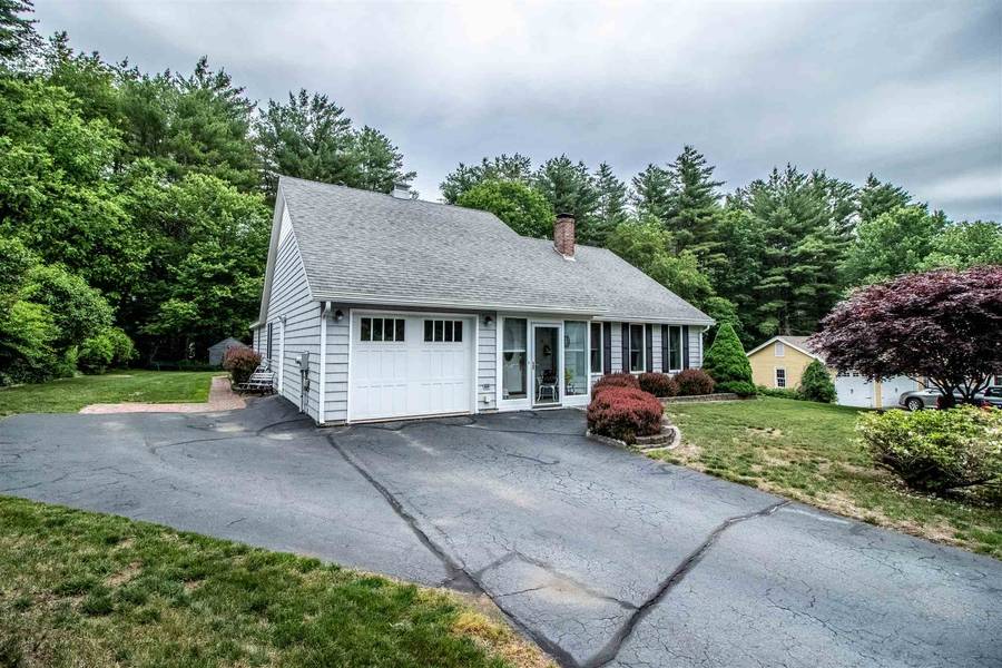 10 High Knoll DR, South Berwick, ME 03908