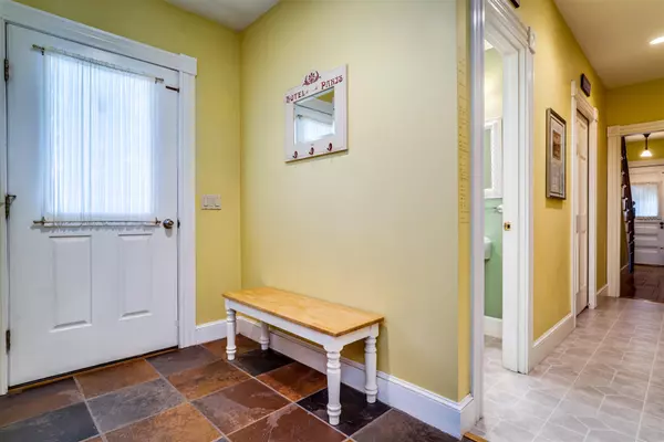 Dover, NH 03820,45 Dover Neck RD