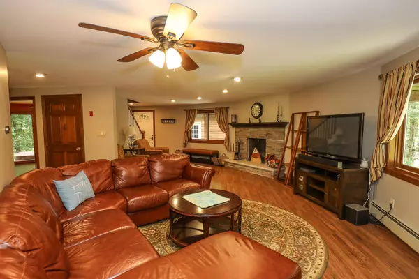 Candia, NH 03034,18 Hook RD