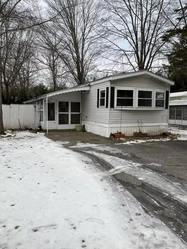 61 Oakwood CIR, Charlestown, NH 03603