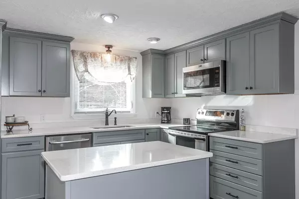 Hooksett, NH 03106,7 Scott AVE