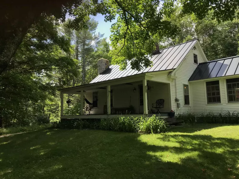 8 Old Stage RD, Newfane, VT 05345