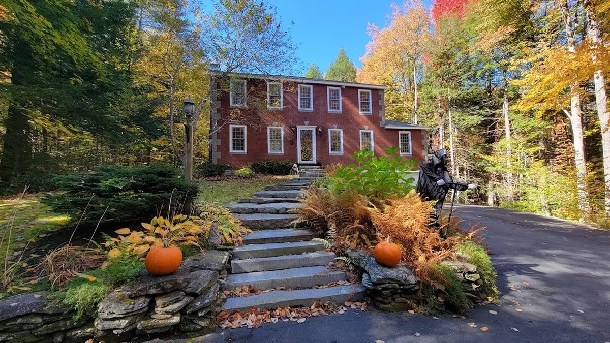 Henniker, NH 03242,385 Highland DR