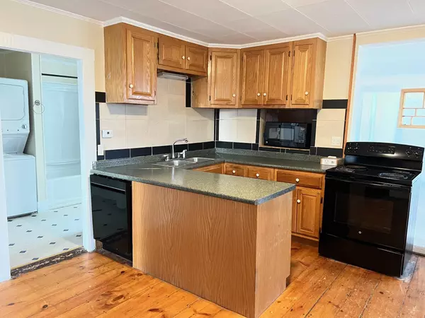 Pittsfield, NH 03263,18 Manchester ST