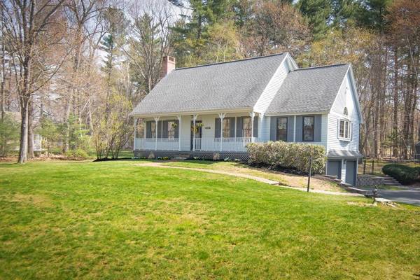 10 APPLEWOOD RD, Pelham, NH 03076