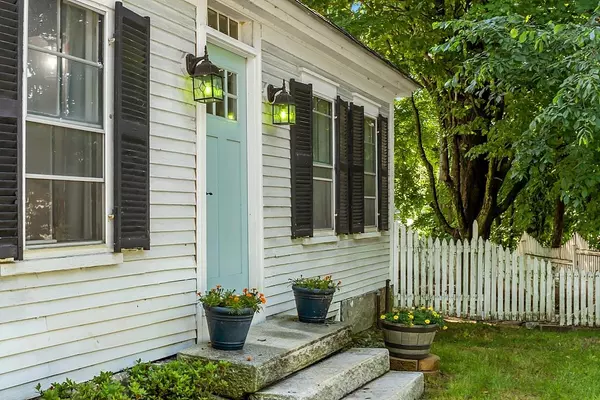 Henniker, NH 03242,39 Park ST