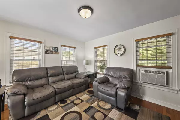Seabrook, NH 03874,107 Railroad AVE
