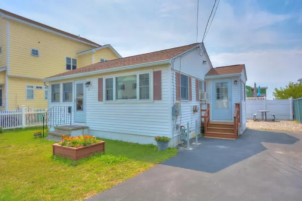 31 Bittersweet LN, Hampton, NH 03842