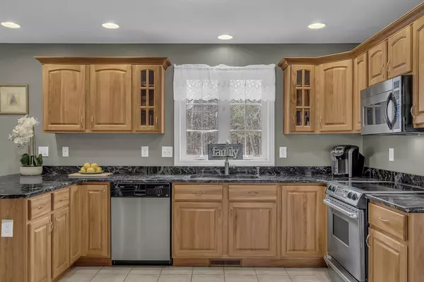 Pelham, NH 03076,52 Mulberry LN