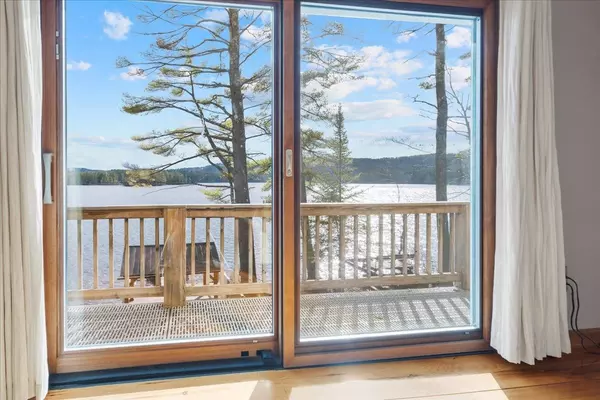 Holderness, NH 03245,40 White Oak Pond RD