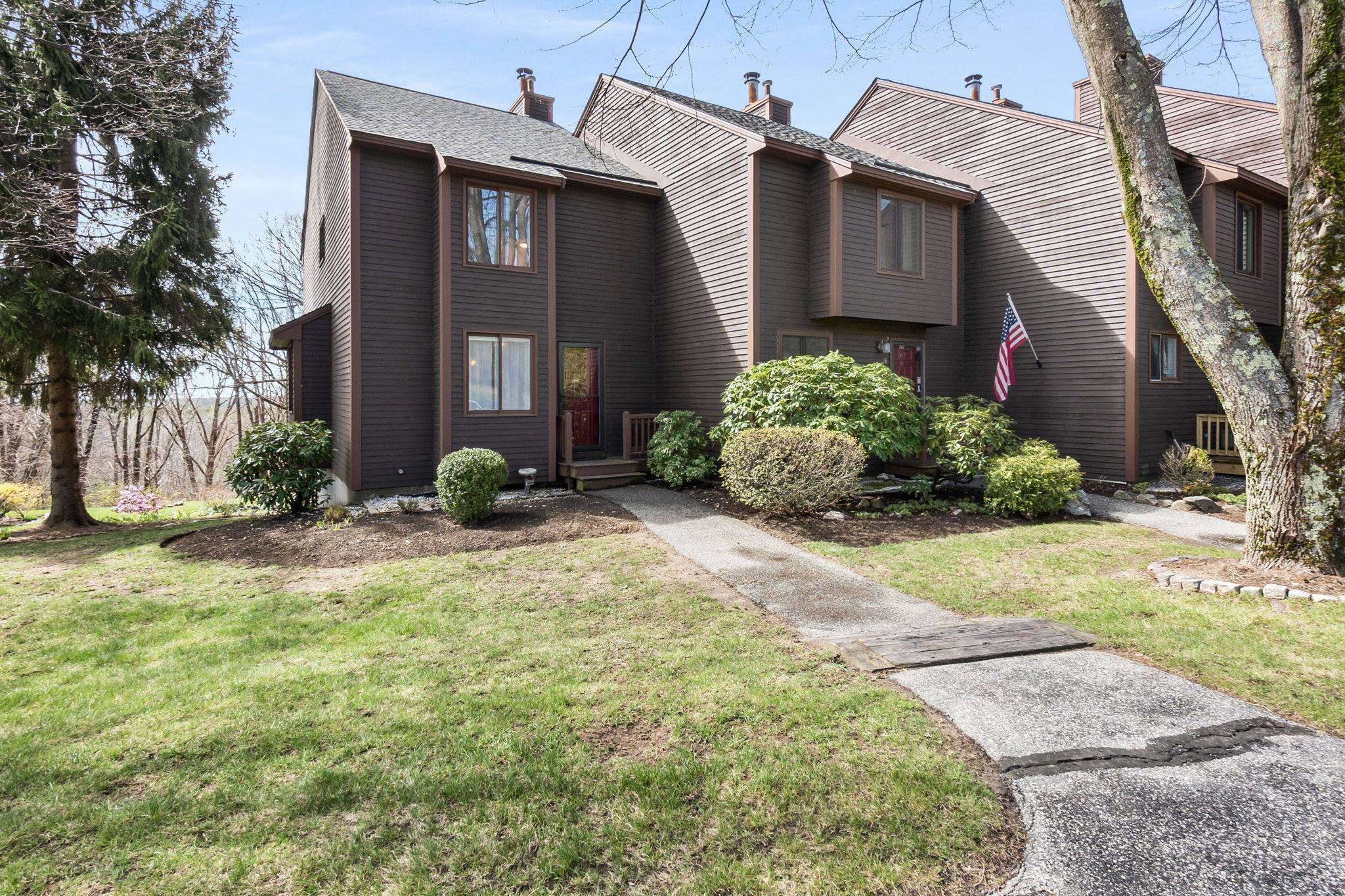 29 Thornhill RD, Stratham, NH 03885
