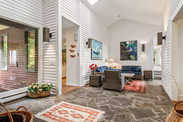 Sunapee, NH 03782,89 Oakledge RD