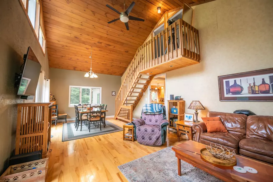 123 East Village CIR, Wilmington, VT 05363