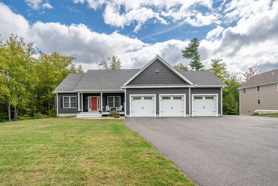 33 Churchill DR, Hooksett, NH 03106