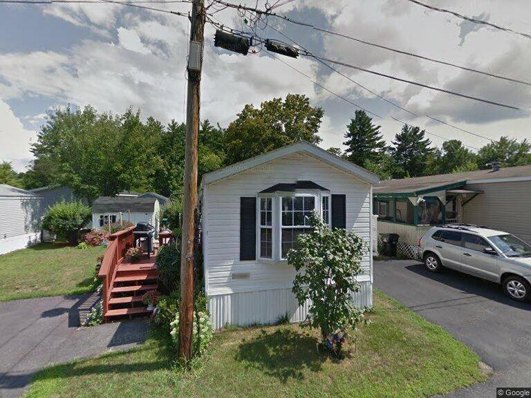 7 Village LN, Hudson, NH 03051