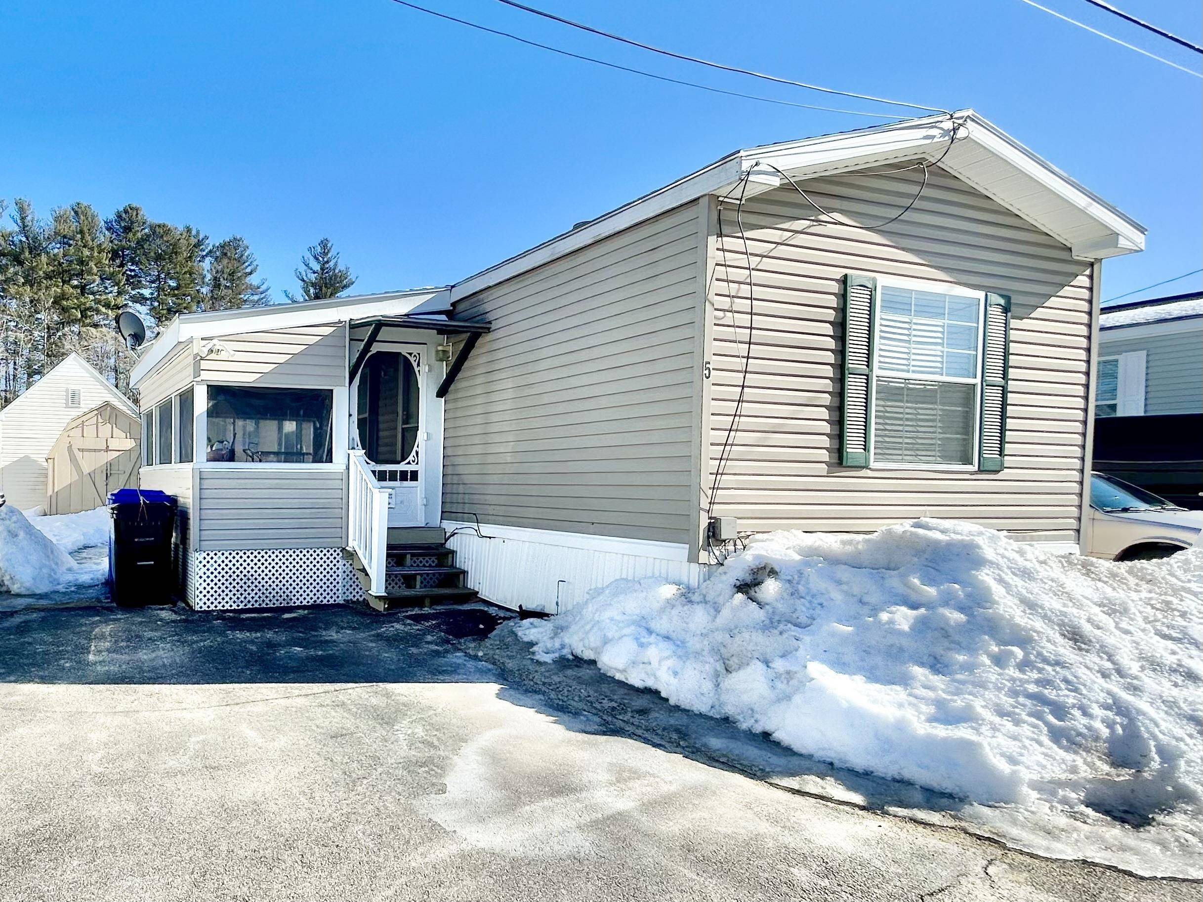 5 Village LN, Hudson, NH 03051