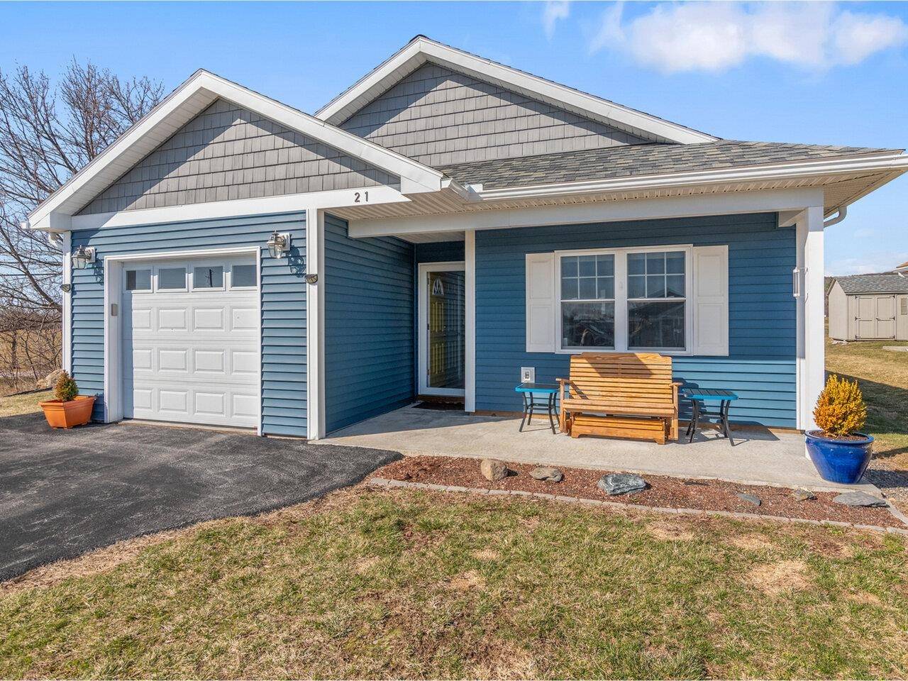 21 Dewey DR, Georgia, VT 05478