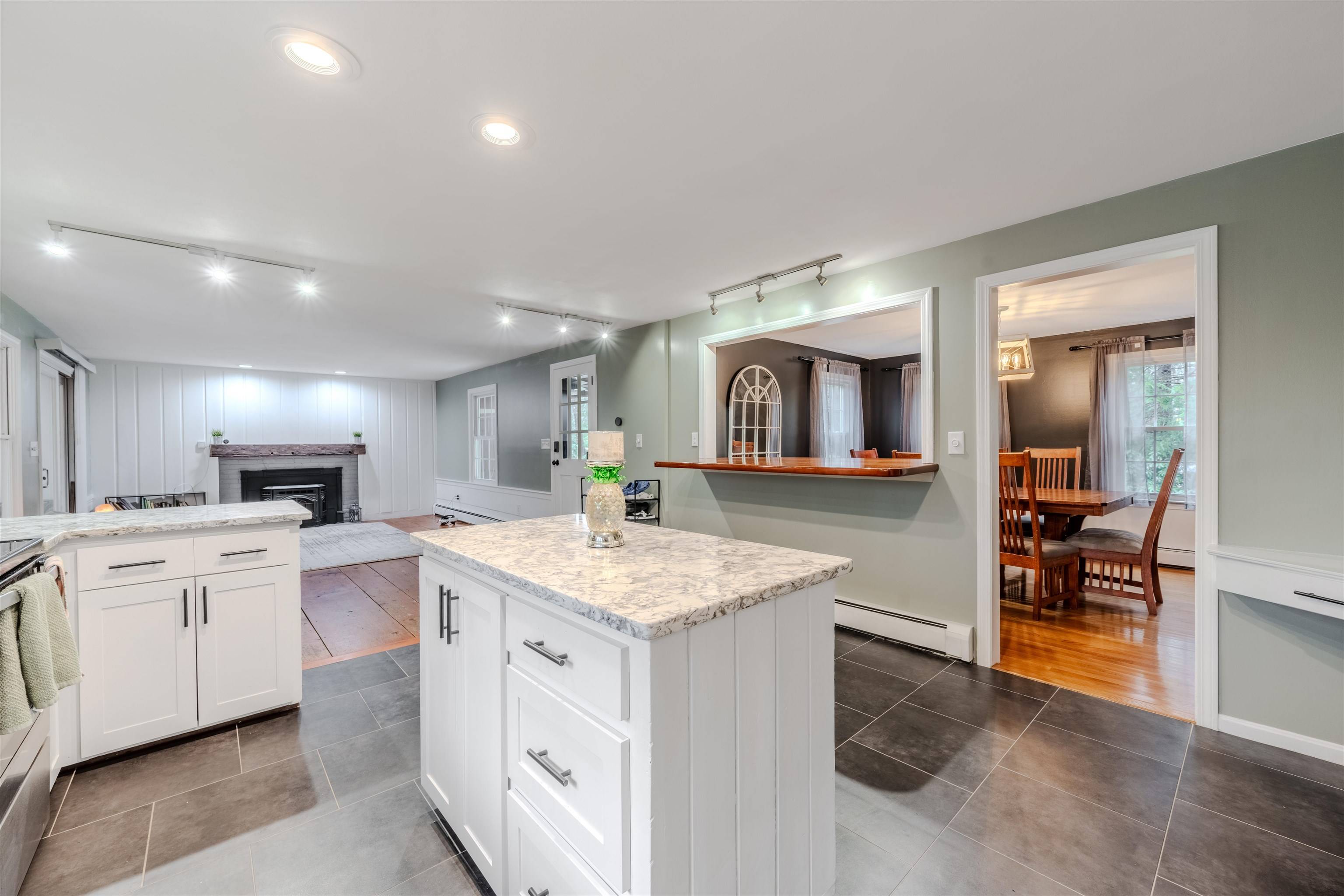 Kingston, NH 03848,6 King Pine WAY