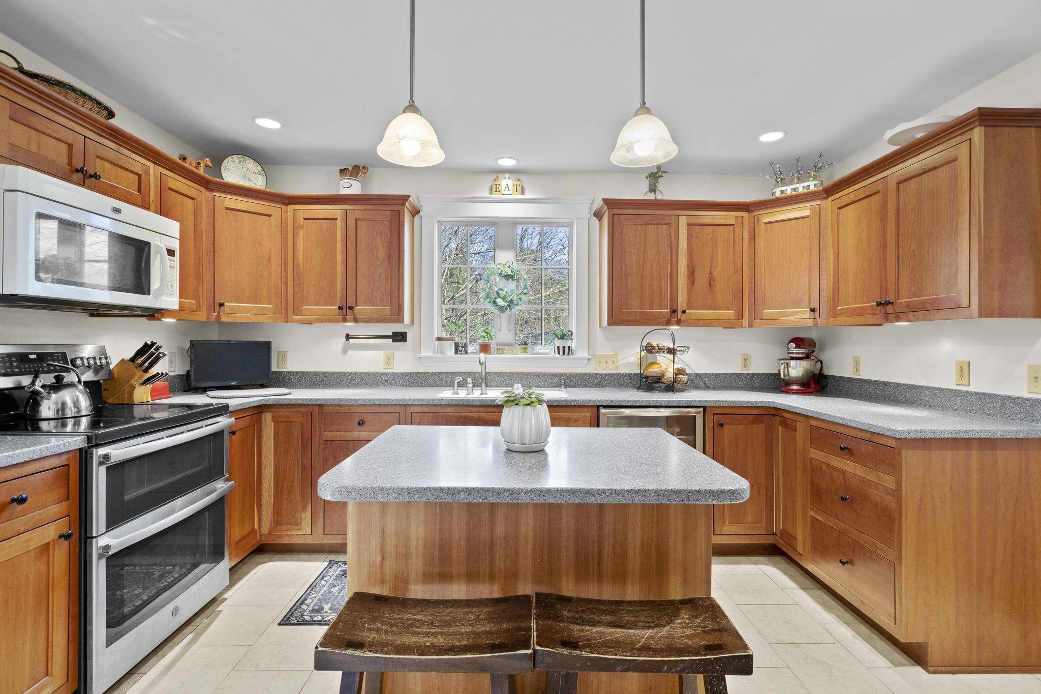 121 South RD, East Kingston, NH 03827